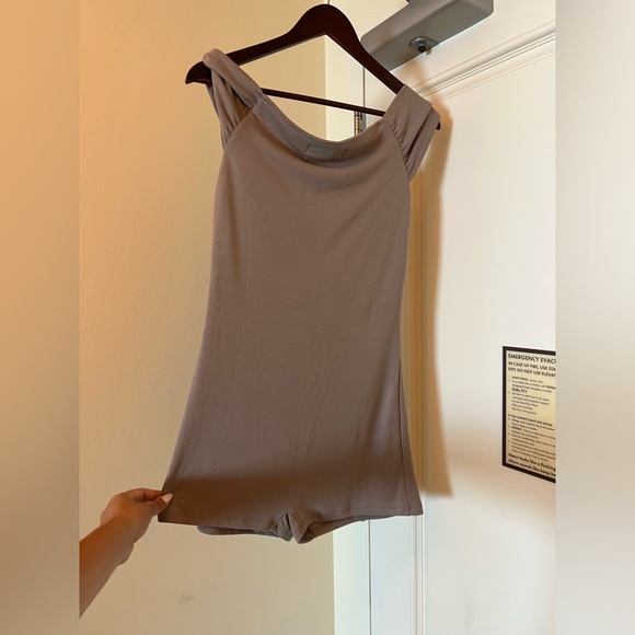 NWT FREE PEOPLE BEACH ROMPER SIZE M CREAM/GRAY COLOR SIZE M - Picture 6 of 7